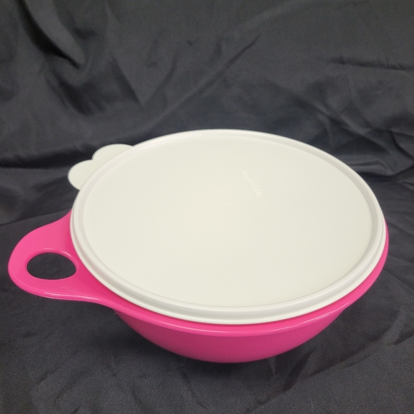 NEW 12 Cup Tupperware Pink Thatsa Bowl Jr with Seal 🦭 💕 - Picture 2 of 3